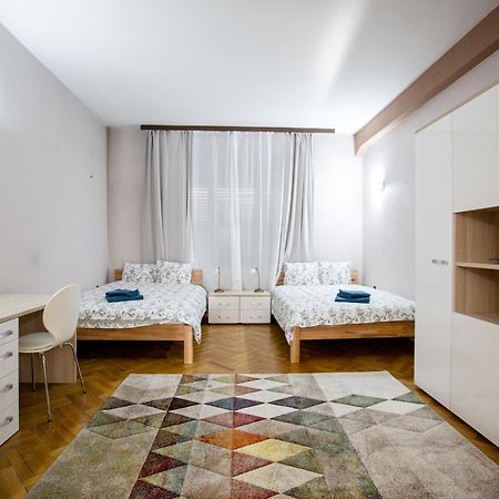 Spacious City View Apartment With Balcony Bukarest Eksteriør billede